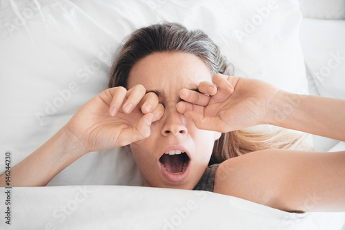 Fotografía Donna sbadiglia a letto, sonno al mattino