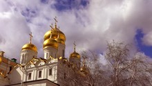 Moscow. 4K Footage Of Clouds In Blue Sky Passing Behind Golden Domes Of Kremlin Building.