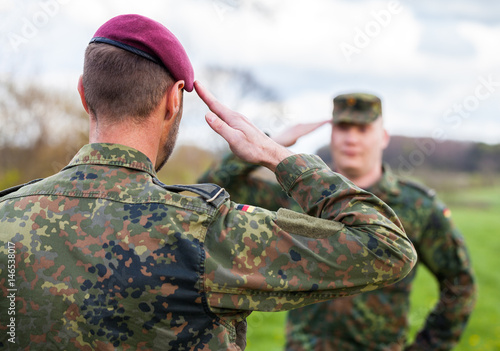 Zdjęcie XXL dwóch niemieckich żołnierzy salutuje sobie nawzajem