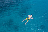 Fototapeta Do akwarium - swimming  in the sea