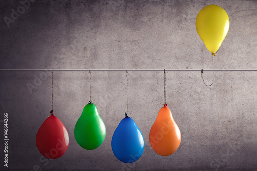 Fotografie, Obraz Ein Luftballon der aus einer Gruppe heraussticht