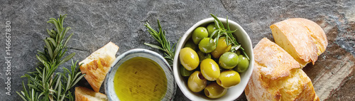 Dekoracja na wymiar  oliwa-olivier-ze-swiezymi-ziolami-i-pieczywem-szare-tlo-wloska-i-grecka-kuchnia-narodowa-top