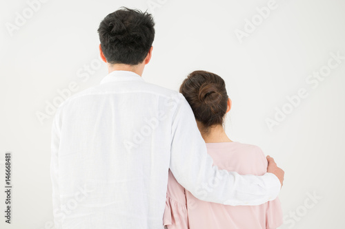 肩を抱く男女の後ろ姿 Stock Photo Adobe Stock 肩を抱く男女の後ろ姿 Stock Photo Adobe Stock