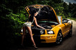 © lufotolab - девушка заглядывает под капот автомобиля