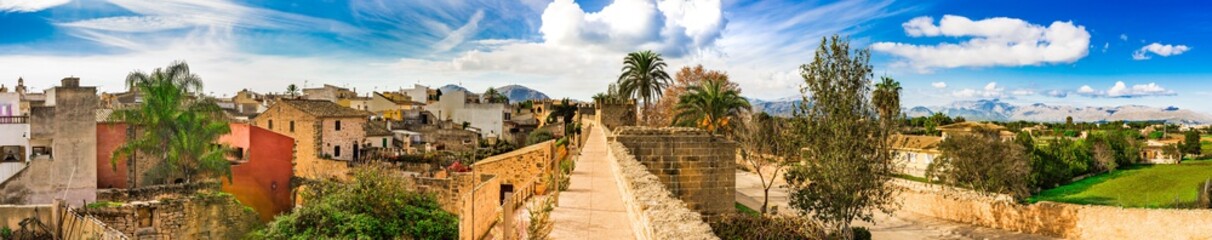 Wall Mural - Spanien Mallorca Alcudia Stadt Panorama historische Altstadt mit Stadtmauer