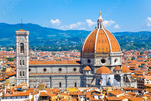 Plakat Widok z lotu ptaka nad dziejowymi średniowiecznymi budynkami wliczając katedry Santa Maria Del Fiore w starym miasteczku Florencja, Włochy