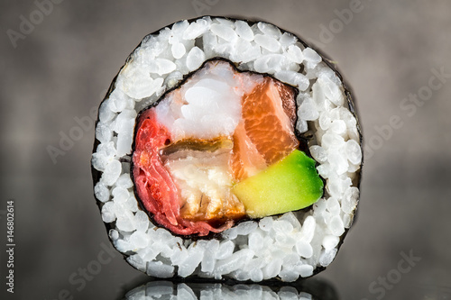 Cuadros en Lienzo Sushi roll with salmon, shrimps and avocado