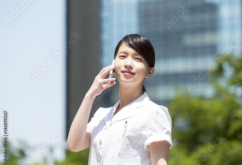 医療従事者 汎用素材 看護師 女医 医大生 研究員 スマホで会話 Stock Photo Adobe Stock 医療従事者 汎用素材 看護師 女医 医大生 研究員 スマホで会話 Stock Photo Adobe Stock