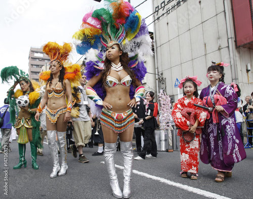 Participants in Japan\u0027s traditional costumes and Brazilian
