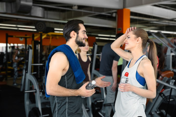 Poster - Sporty young couple in gym