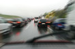 Stau im Straßenverkehr mit Rettungsgasse bei Regenwetter auf der Autobahn