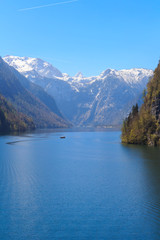 Naklejka na meble Königssee bei Schönau, Berchtesgaden Bayern Deutschland an einem sonnigem frühlingstag mit elektischen booten vertikal