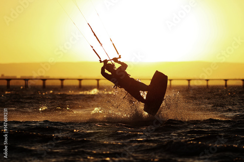 Zdjęcie XXL Kiteboarding sportowca sylwetka, zachód słońca w morzu