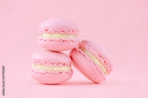 Tapeta ścienna Trzy różowego macaroons domowej roboty, na różowym tle, selekcyjna ostrość