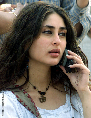 BOLLYWOOD KAREENA KAPOOR CHATS ON HER MOBILE PHONE DURING A FILMING OFHER MOVIE YUVA (YOUTH) IN CALCUTTA.