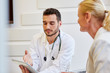 © Robert Kneschke - Arzt mit Patrientin und Tablet PC