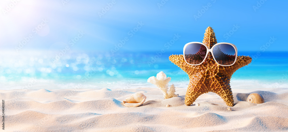 Starfish With Sunglasses On The Sunny Beach
 - obrazy, fototapety, plakaty 
