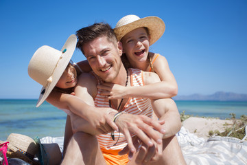 Poster - Vater mit Töchtern am Meer