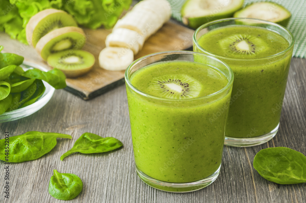 Green smoothie with spinach,banana, kiwi