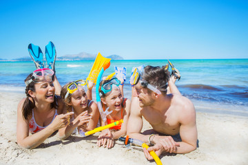 Wall Mural - Familie mit Taucherausrüstung am Strand