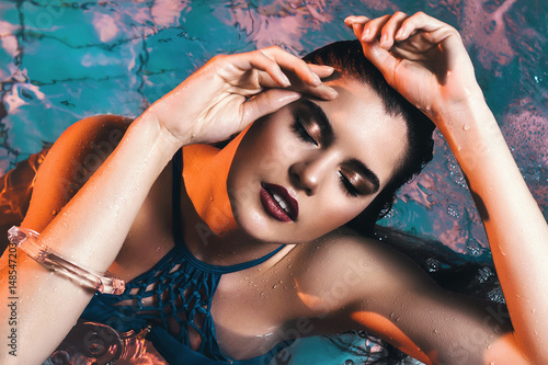 Fotomural Pretty brunette in modern spa center
