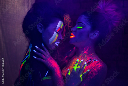 Fotomural Sexy lesbian models in uv neon light with fluorescent glowing Body Art make-up