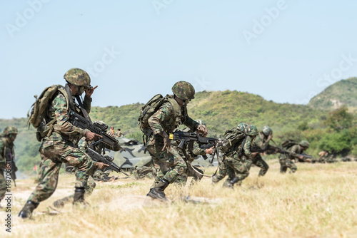 Fotografía Military soldiers with kalashnikov gunfire at tactical trainings