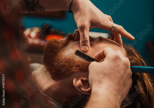 Fényképezés  Hipster shears a beard