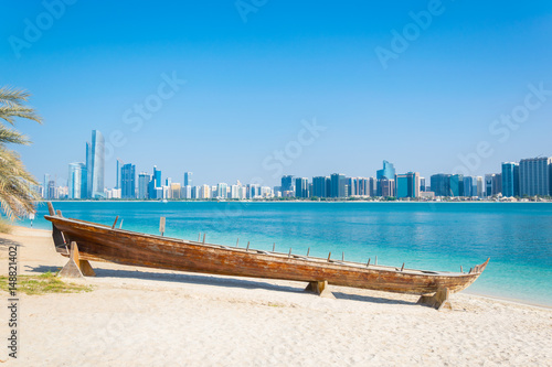 drewniana-lodz-na-brzegu-na-tle-panoraamy-dubaju