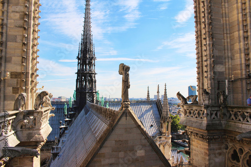 Zdjęcie XXL Widok na wieże katedry Notre-Dame, błękitne niebo, miasto paryż, francja