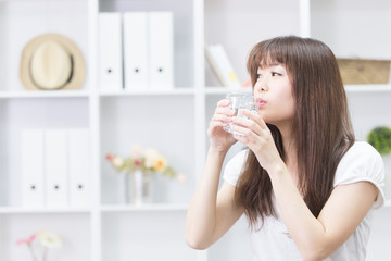 Poster - 水を飲む女性