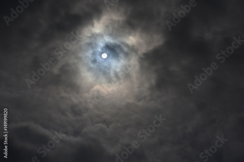 Fotografie, Obraz 分厚い雲から透けて見える太陽「不思議な夢空間、天国に続く雲のトンネル」天空、未来、可能性、はるか彼方へ、勝ち取る、夢想などのイメージ