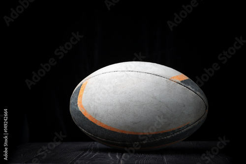 Zdjęcie XXL Stara rugby piłka na czarnym tle