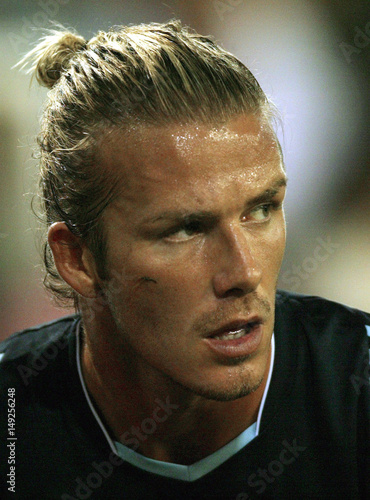 Real Madrid S David Beckham Looks Up Before Taking A Corner