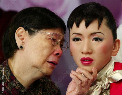 Mother of late singer Anita Mui unveils Mui's wax figure in Hong ...