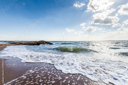 ocean-atlantycki-w-blasku-slonca-w-lighthouse-point-park-w-new-haven-connecticut