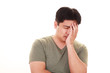 © sunabesyou - 頭痛を訴える男性