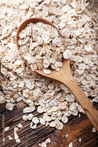 Scattered Oatmeal In A Wooden Spoon Foto De Stock Adobe Stock