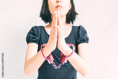 手錠をかけられた女性 Stock Photo Adobe Stock 手錠をかけられた女性 Stock Photo Adobe Stock