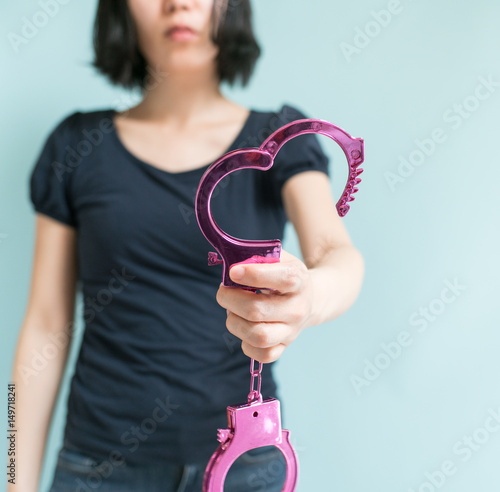 手錠を持つ女性 Stock Photo Adobe Stock 手錠を持つ女性 Stock Photo Adobe Stock