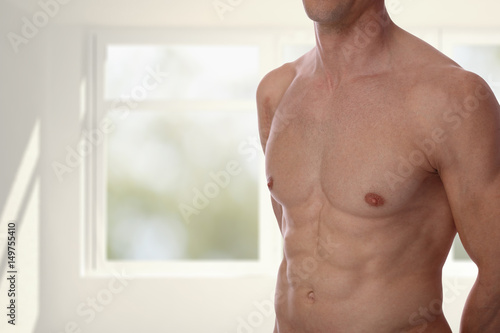 Zdjęcie XXL Zbliżenie mięśni męskiej torsu, klatki piersiowej i usuwania włosów pod pachami. Mężczyzna woskowanie