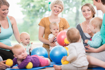 Wall Mural - Junge Mamas und Babys in der Krabbelgruppe