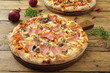 © denio109 - pizza con prosciutto e funghi sfondo tavolo rustico