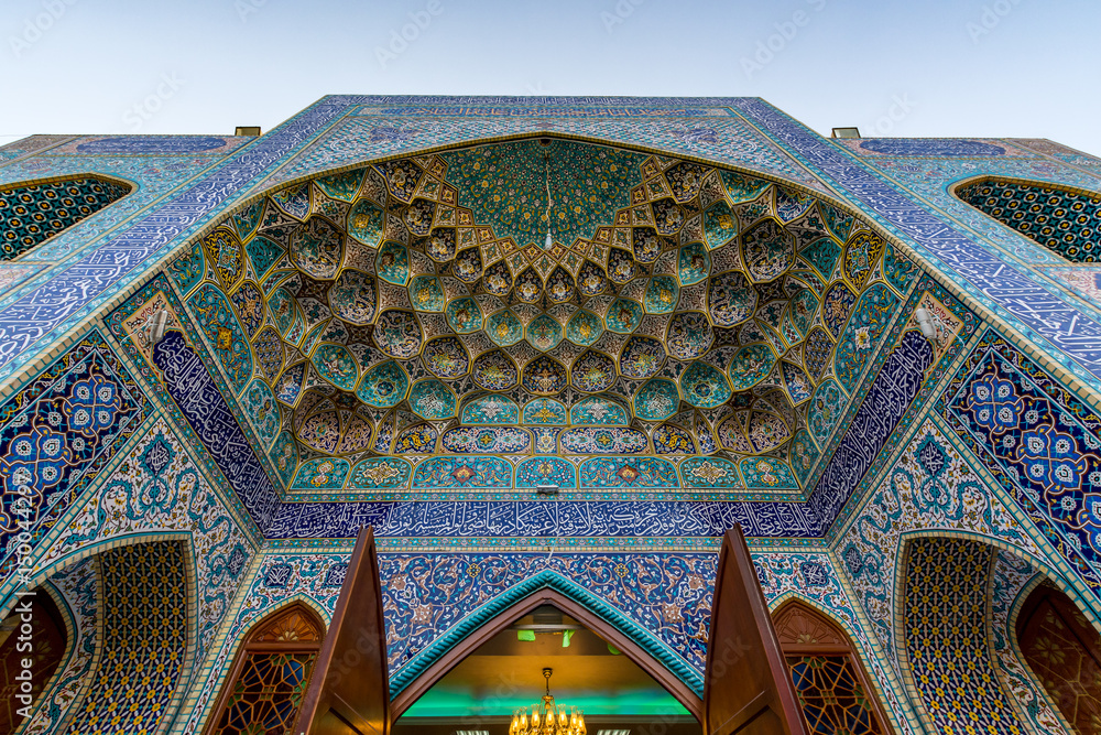 Semi-dome above the entrance to the Iranian mosque in Dubai, architectural detail, Satwa district - obrazy, fototapety, plakaty 