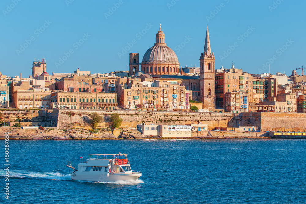 Obraz na płótnie Valletta citiscape with bay cruise boat, Malta, EU w salonie