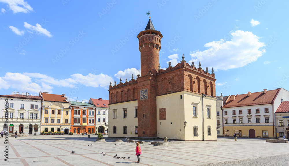 Rynek Starego Miasta w Tarnowie.  Na środku placu renesansowy ratusz z 1598 roku. - obrazy, fototapety, plakaty 
