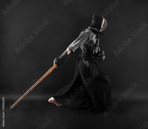 Dekoracja na wymiar  mezczyzna-cwiczy-sztuki-walki-kendo-w-tradycyjnej-zbroi-macha-bambusowym-mieczem-shinai