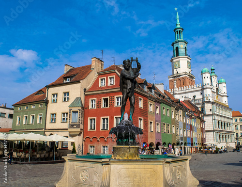Zdjęcie XXL Niezidentyfikowani ludzie przechodzą obok kolorowych tradycyjnych budynków i ratusza Starego Rynku w Poznaniu