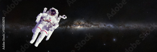 Plakat Astronauta przed piękną galaktyką Mlecznej Drogi