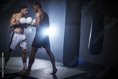 Foto Two male boxing mates face to face